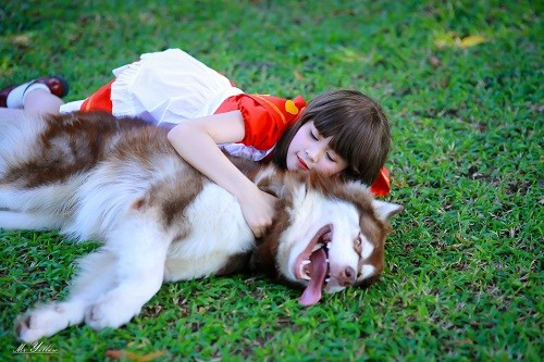 Nữ sinh nhập vai “cô bé quàng khăn đỏ” cực dễ thương