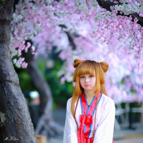 Bởi vốn sở hữu khuôn mặt tròn bầu bĩnh, cực dễ thương cùng với đôi mắt to tròn thì không trang điểm, không sử dụng kính áp tròng Tuyết Mai cũng luôn nổi bật với vẻ đẹp tự nhiên, tươi tắn.