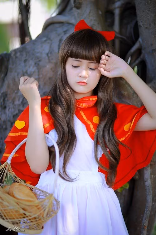 Trong bộ ảnh của mình, Anh Thư đã có một cuộc dạo chơi trong rừng, “mang bánh và sữa đến cho bà ngoại” nhưng trong phiên bản mới này, thay vì gặp “chó sói” đầy âm mưu, gian xảo thì cô nàng lại bên cạnh một chú chó rất tinh nghịch