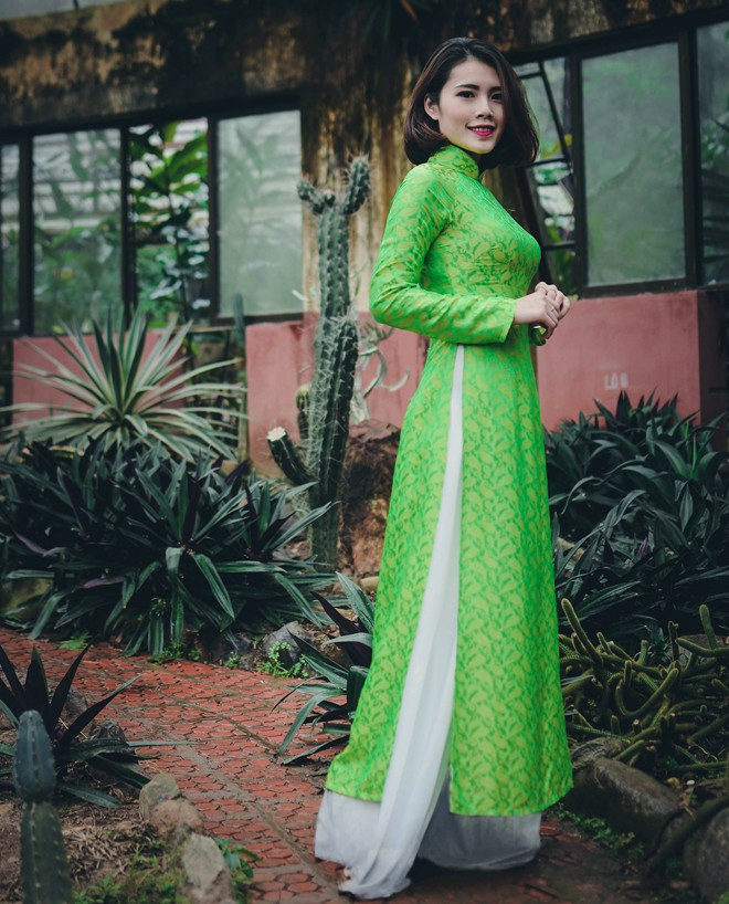 Tham gia cuộc thi sắc đẹp của Học viện Báo chí Tuyên truyền, Ngô Diệu Linh (Văn hóa học K33) mong muốn được thể hiện cá tính của bản thân, khám phá những khả năng mới của mình đồng thời trau dồi vốn kiến thức xã hội cũng như mở rộng quan hệ với các thí sinh khác. Top 10 Miss Báo chí khoe dáng trong trang phục áo dài