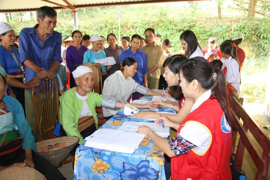 Thiện nguyện khám chữa bệnh, phát thuốc, tặng quà cho người dân xã Ngọc Lâu, Hòa Bình