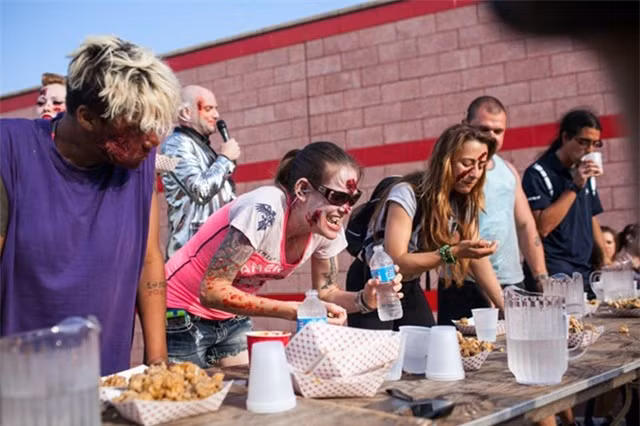 Thi ăn óc lợn (Mỹ): Trong lễ hội xác sống diễn ra vào tháng 10 ở Minnesota, những người tham dự lại có cơ hội giành chiến thắng trong cuộc thi ăn óc lợn thế giới. Joey Chestnut đã lập kỷ lục thế giới sau khi ăn hết 54 phần óc lợn trong 8 phút. Ảnh: Choosingfigs.