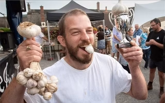 Thi ăn tỏi sống (Anh): Cuộc thi ăn tỏi sống thế giới diễn ra ở Dorset, trong đó người tham dự phải ăn càng nhiều càng tốt trong vòng 1 phút. Người hiện đang giữ kỷ lục là Deepak Sharma Bajagain (Nepal) với 34 nhánh tỏi trong 1 phút. Ảnh: Viraltrendingnews.