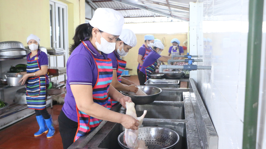 Nhân viên nuôi dưỡng tại một trường mầm non ở huyện Ứng Hòa, Hà Nội. Ảnh: Đình Tuệ.