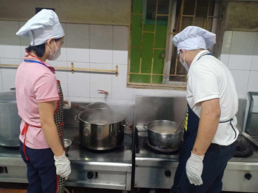 Môi trường làm việc của các nhân viên nuôi dưỡng thường xuyên tiếp xúc với hơi nóng và tiếng ồn. Môi trường làm việc của các nhân viên nuôi dưỡng thường xuyên tiếp xúc với hơi nóng và tiếng ồn.