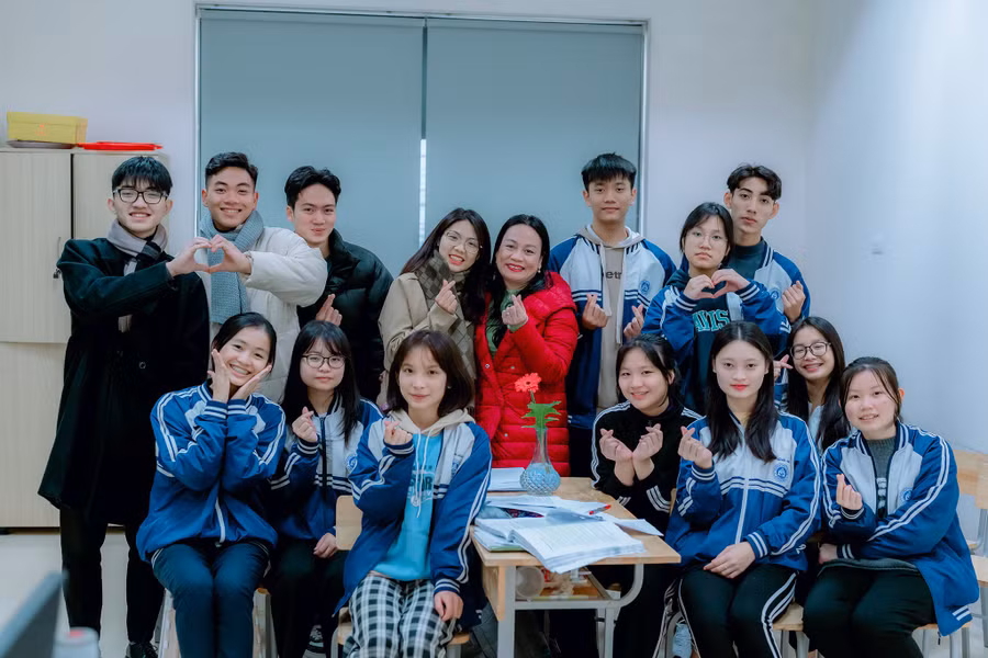 Cô Nguyễn Thị Minh Hải - Giáo viên Trường THPT chuyên Vĩnh Phúc và các em học sinh. Ảnh: NVCC.