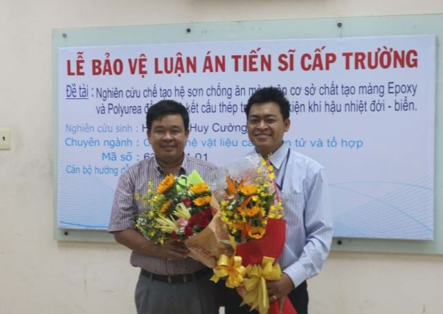 Tiến sĩ Đỗ Hữu Hoàng (trái) trong một buổi bảo vệ luận án Tiến sĩ cấp trường của học viên Tiến sĩ Đỗ Hữu Hoàng (trái) trong một buổi bảo vệ luận án Tiến sĩ cấp trường của học viên