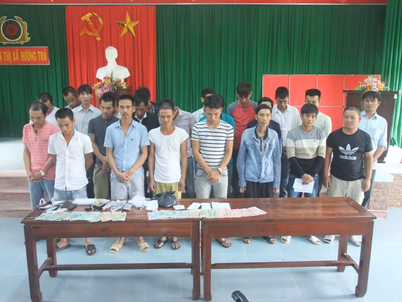 23 đối tượng cá độ bóng đá tại nhà đã được công an phát hiện, bắt giữ