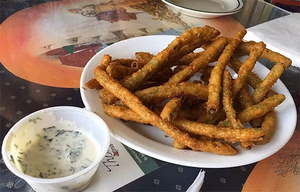 Quán ăn độc nhất vô nhị: Tặng sách cho khách đến ăn - Hình 4