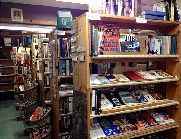 Quán ăn độc nhất vô nhị: Tặng sách cho khách đến ăn - Hình 5