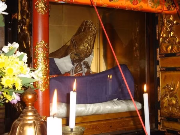 Bí ẩn thuật nhịn ăn để tự ướp xác của nhà sư ở Nhật Bản - ảnh 3