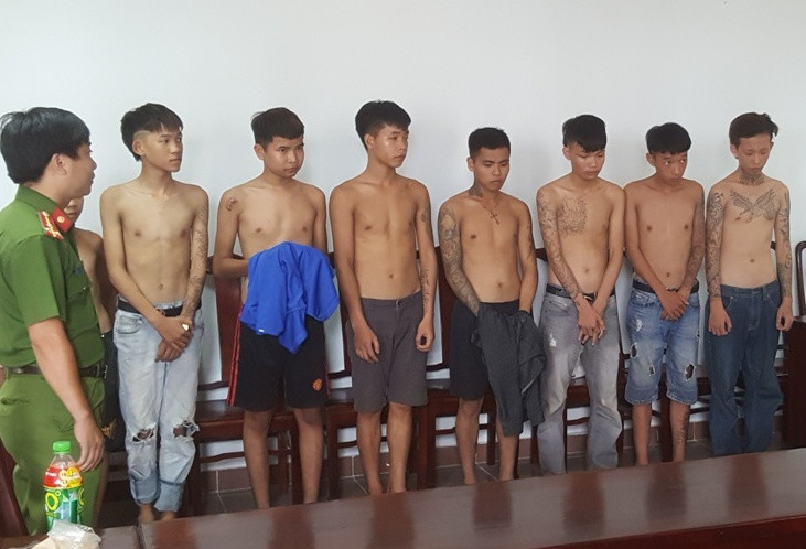 Các nghi phạm tham gia đánh nhau dẫn đến chết người đã được đưa về trụ sở cơ quan công an