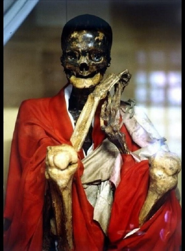 Bí ẩn thuật nhịn ăn để tự ướp xác của nhà sư ở Nhật Bản - ảnh 1