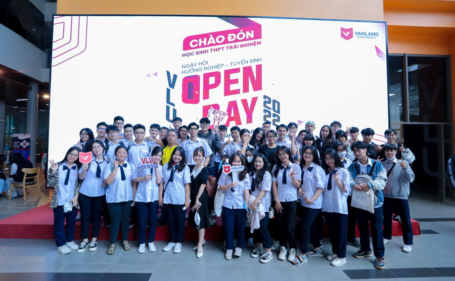 Các bạn học sinh hào hứng đăng ký tham gia VLU OPEN DAY 2022 qua thông tin online trên fanpage Trường Đại học Văn Lang