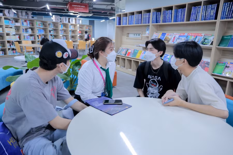 Sinh viên Văn Lang thoải mái chia sẻ nhiều kinh nghiệm học tập tại trường và giải đáp thắc mắc cho các em học sinh trong hành trình campus tour.