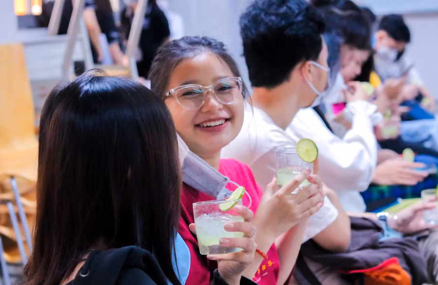 Học sinh thích thú với công thức pha chế vừa được học từ lớp chuyên đề Bartender.