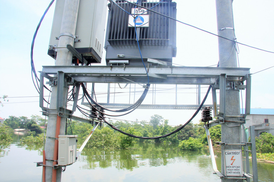 Tuy điện lực Hà Nội rất cố gắng để cấp điện cho người dân, như do nước dâng cao nên hiện nhiều xã của huyện Chương Mỹ bị cắt điện hoàn toàn