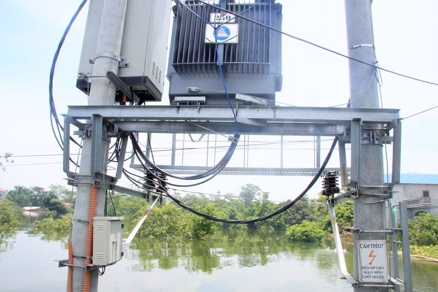 Tuy điện lực Hà Nội rất cố gắng để cấp điện cho người dân, như do nước dâng cao nên hiện nhiều xã của huyện Chương Mỹ bị cắt điện hoàn toàn