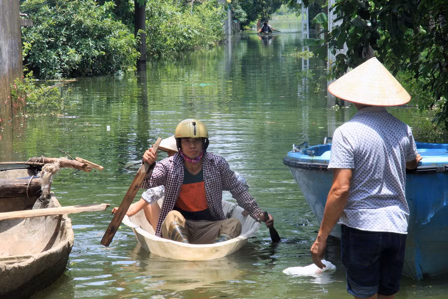 Cuộc sống của nhiều hộ gia đình bị đảo lộn vì nước ngập