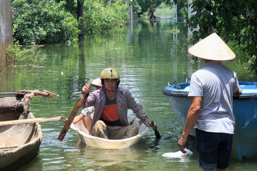 Cuộc sống của nhiều hộ gia đình bị đảo lộn vì nước ngập
