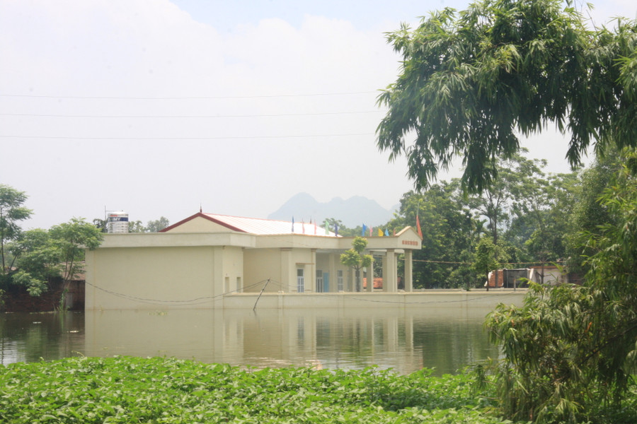 Nhà văn hóa thôn Tiến Tiên xã Tân Tiến đang bị ngập sâu Nhà văn hóa thôn Tiến Tiên xã Tân Tiến đang bị ngập sâu