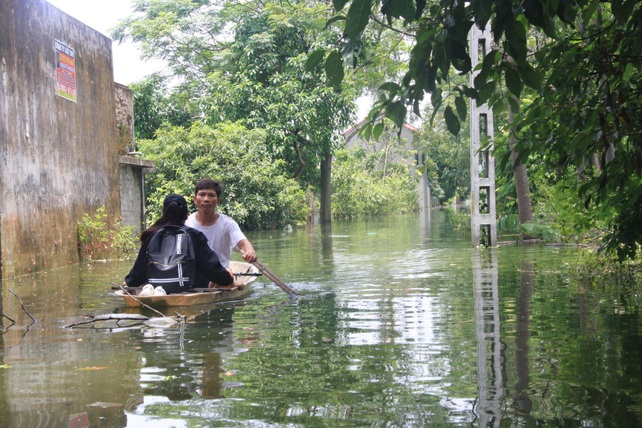 Em Phùng Thị Hoan - Học sinh trường THPT Xuân Mai được bố đưa đến trường bằng thuyền