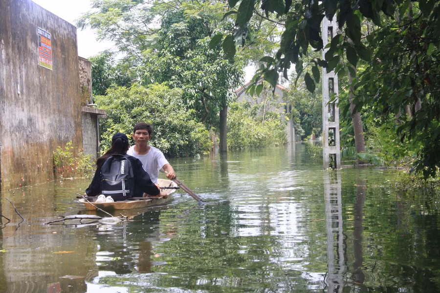 Em Phùng Thị Hoan - Học sinh trường THPT Xuân Mai được bố đưa đến trường bằng thuyền Em Phùng Thị Hoan - Học sinh trường THPT Xuân Mai được bố đưa đến trường bằng thuyền