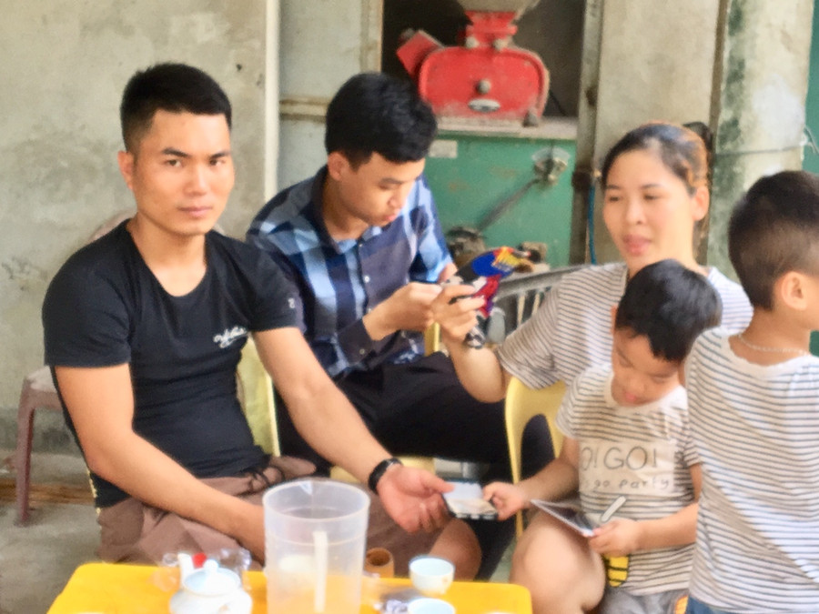 Gia đình anh Phùng Xuân Ước , chị Nguyễn Thị Tuyết tại nơi tránh ngập lụt Gia đình anh Phùng Xuân Ước , chị Nguyễn Thị Tuyết tại nơi tránh ngập lụt