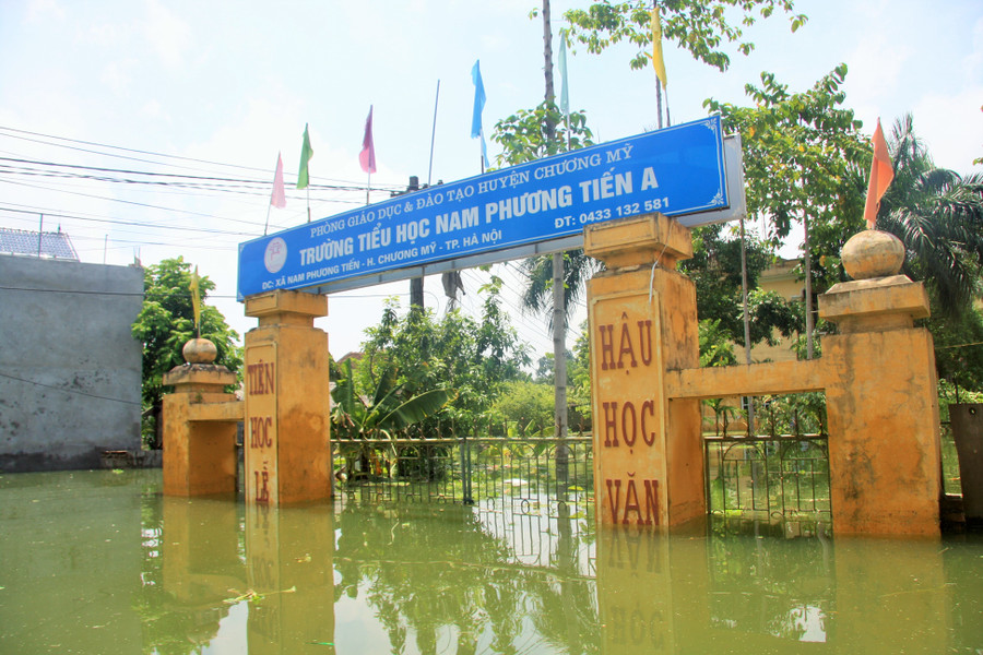 Trường Tiểu học Nam Phương Tiến A cũng đang ngập sâu trong nước