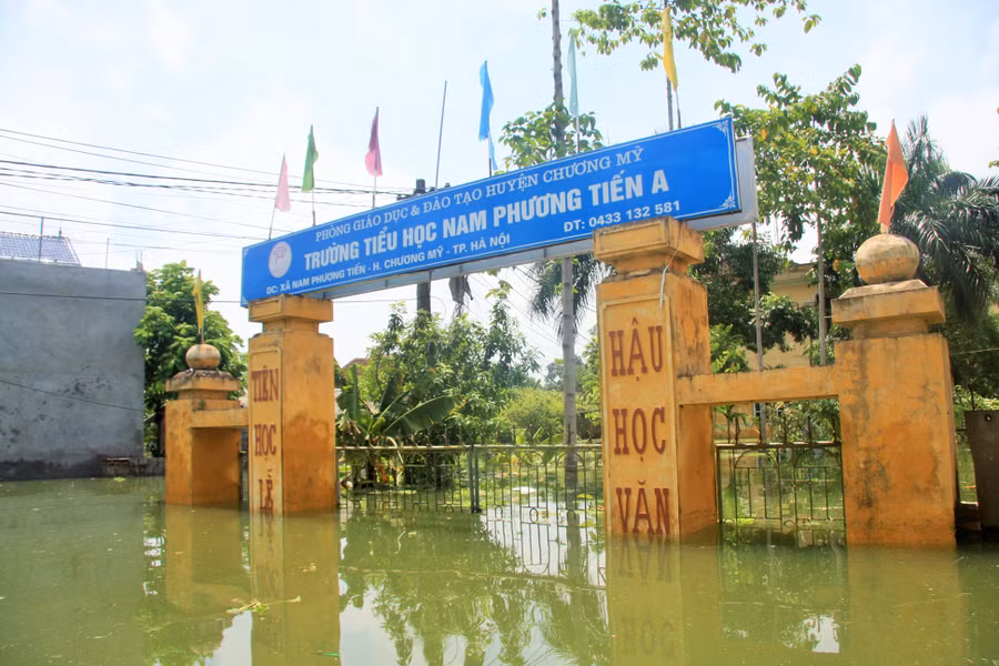 Trường Tiểu học Nam Phương Tiến A cũng đang ngập sâu trong nước Trường Tiểu học Nam Phương Tiến A cũng đang ngập sâu trong nước