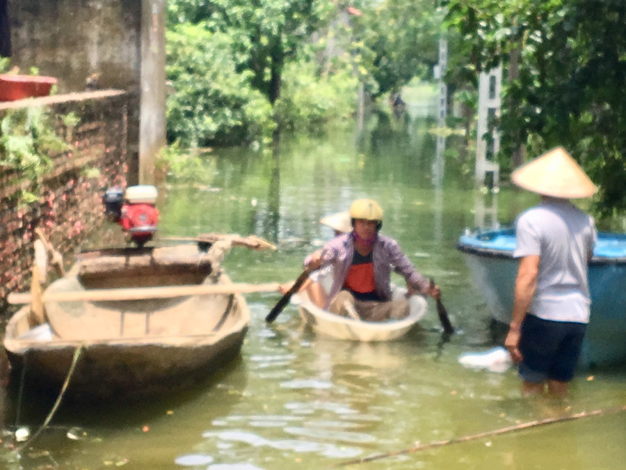 Người dân di chuyển vào Xóm Nằng Người dân di chuyển vào Xóm Nằng
