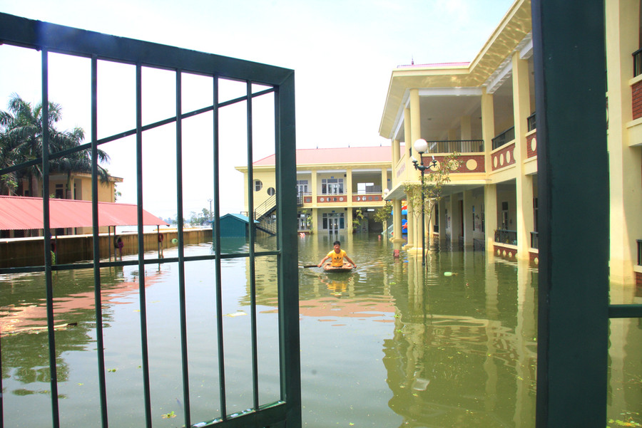 Một phụ huynh bơi thuyền túc trực cùng các cô giáo trường Mầm non Phú Nam An