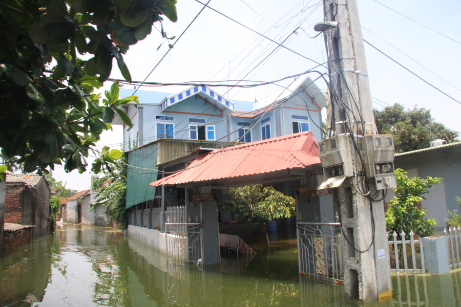 Đường làng ngập sâu trong nước Đường làng ngập sâu trong nước