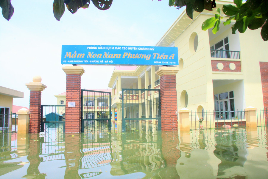 Trường Mầm non Phú Nam An bị ngập sâu và nhiều tường rào bị đổ