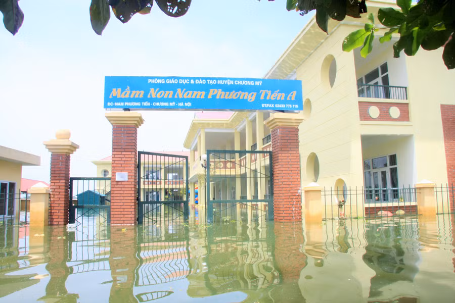 Trường Mầm non Phú Nam An bị ngập sâu và nhiều tường rào bị đổ Trường Mầm non Phú Nam An bị ngập sâu và nhiều tường rào bị đổ
