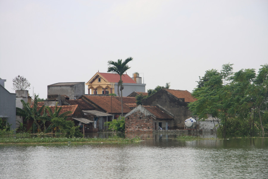 Nhiều nhà dân ở xóm Nằng, thôn Tiến Tiên xã Tân Tiến vẫn đang ngập sâu trong nước Nhiều nhà dân ở xóm Nằng, thôn Tiến Tiên xã Tân Tiến vẫn đang ngập sâu trong nước