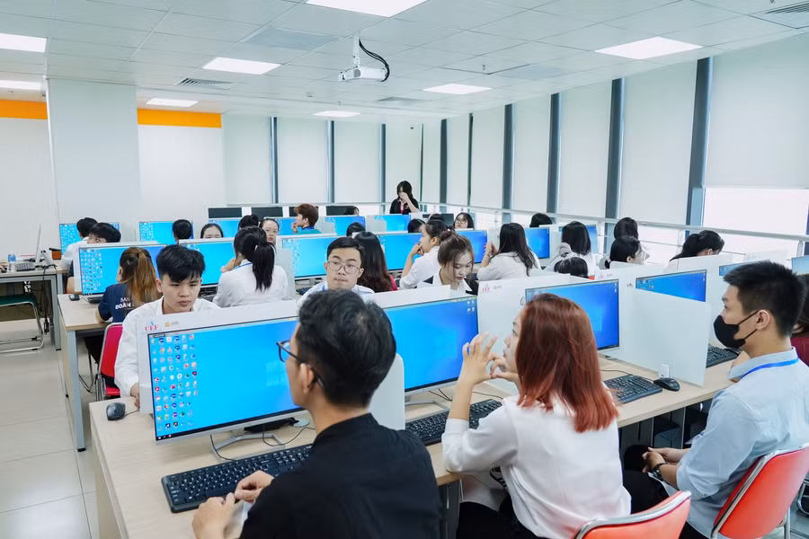 Các thí sinh chuẩn bị bước vào dự thi vòng loại.