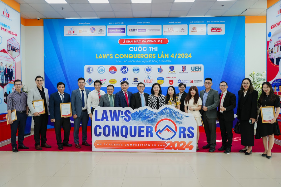 Ban tổ chức chụp ảnh cùng lãnh đạo các đội tham gia dự thi.