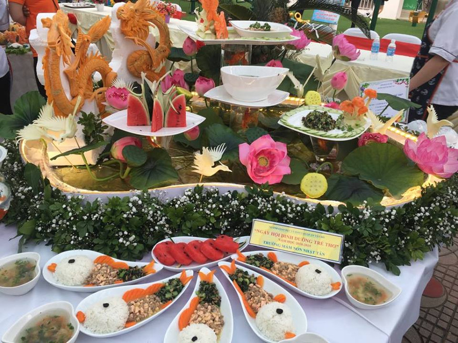 Các món ăn được trình bày công phu, đẹp mắt, thể hiện tài năng của các nhân viên nuôi dưỡng