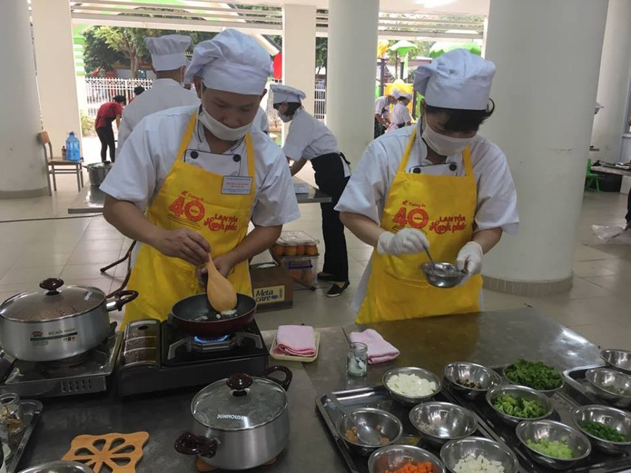 Các nhân viên nuôi dưỡng tập trung chế biến các món ăn