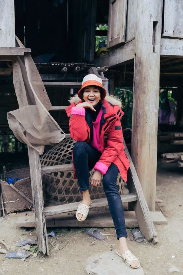 Giật mình với giá tiền đôi giày mà HHen Niê khen xuất sắc, quả không hổ danh Hoa hậu giản dị nhất showbiz - Ảnh 3.