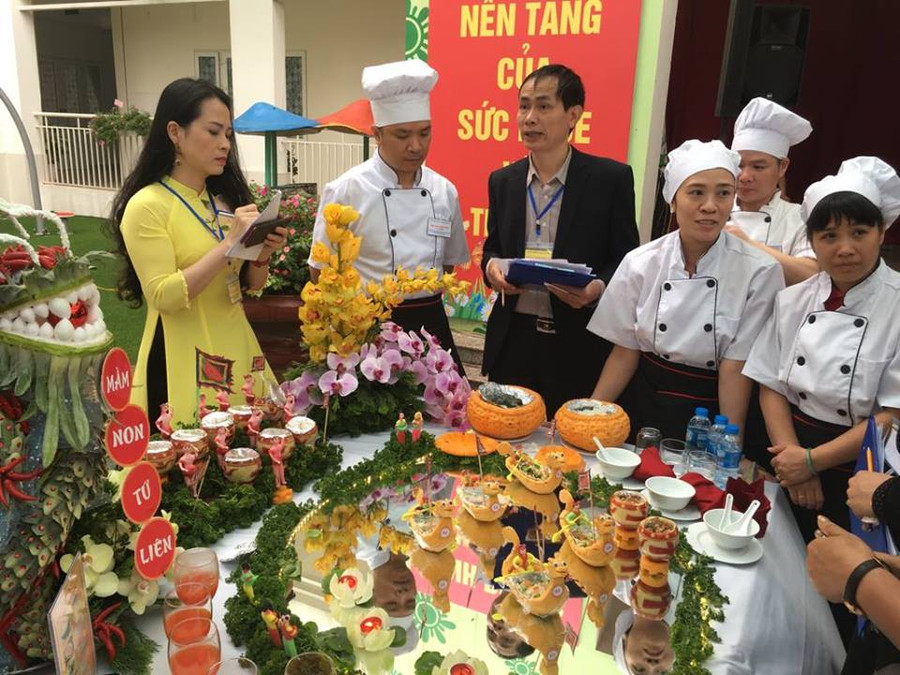 Ban giám khảo chấm điểm và góp ý trực tiếp với các "cô nuôi"