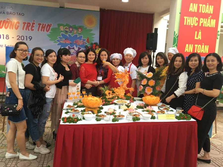 Tập thể hồ hởi với thành phẩm