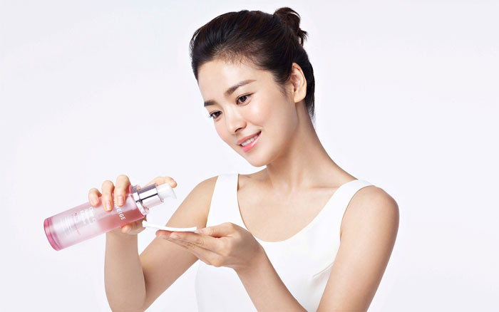 5 thói quen cực tai hại làm da xấu đi nhiều chị em đang mắc phải ảnh 2 cach-tri-mun-dau-den-o-mui-bang-nuoc-hoa-hong-don-gian-hieu-qua-nhat