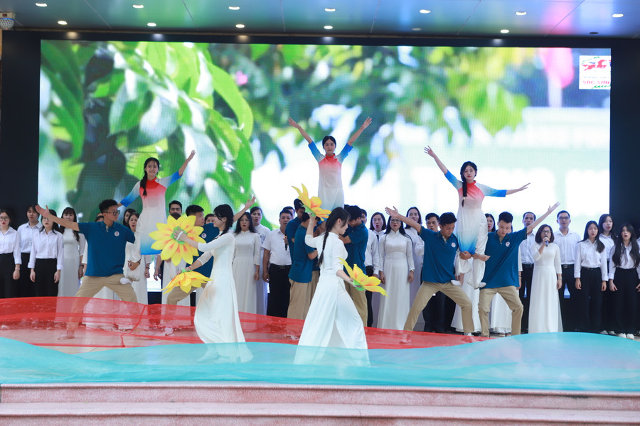 Thầy trò cùng ngân vang bài hát truyền thống &quot;THPT Sóc Sơn - Trái tim và Trí tuệ&quot; ngay tại lễ bế giảng năm học 2023-2024.