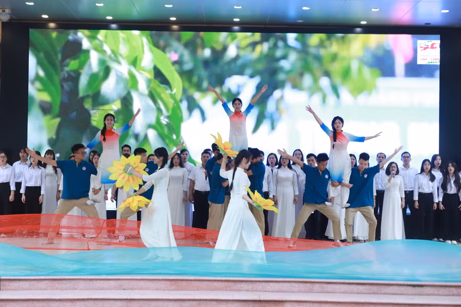 Thầy trò cùng ngân vang bài hát truyền thống "THPT Sóc Sơn - Trái tim và Trí tuệ" ngay tại lễ bế giảng năm học 2023-2024.