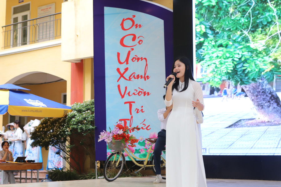 Vẻ đẹp tinh khôi của màu áo trắng hòa cùng sắc thắm của hoa phượng báo hiệu mùa thi đang đến.