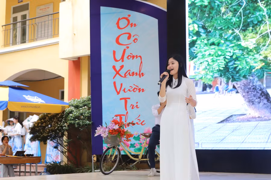 Vẻ đẹp tinh khôi của màu áo trắng hòa cùng sắc thắm của hoa phượng báo hiệu mùa thi đang đến.