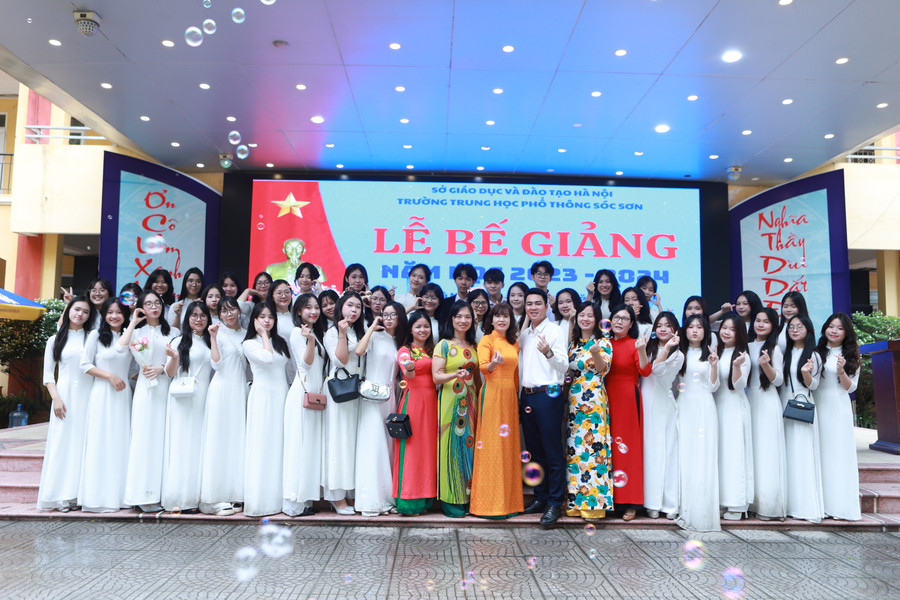 Các em học sinh lớp 12 ghi lại khoảnh khắc đáng nhớ bên thầy cô trong ngày bế giảng.