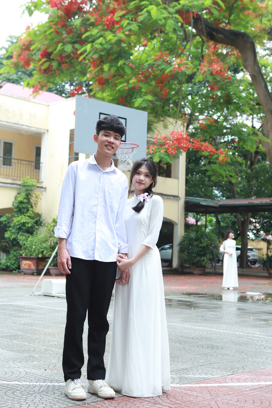 Đôi bạn cùng lưu giữ nét thanh xuân bên tà áo trắng tuổi học sinh.